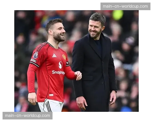 即时：西汉姆联被迫十人应战，全员退守禁区前沿