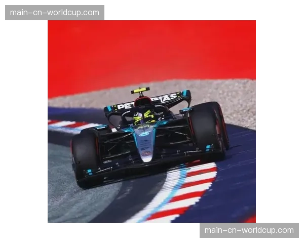 F1澳大利亚大奖赛：维斯塔潘杆位发车夺冠，法拉利两车手登台